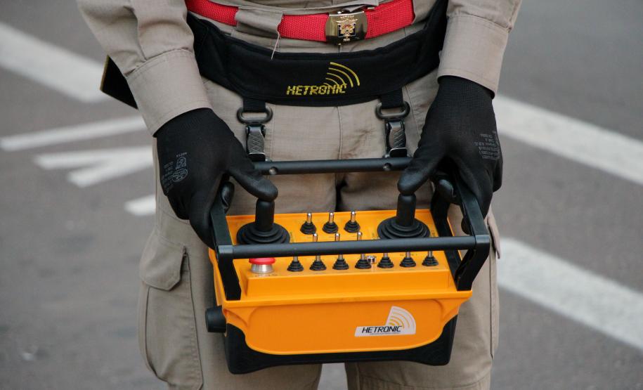 Bombeiros e Banda de Música da PM levam música a moradores em isolamento social em Curitiba