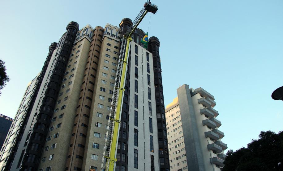 Bombeiros e Banda de Música da PM levam música a moradores em isolamento social em Curitiba