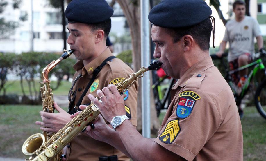 Bombeiros e Banda de Música da PM levam música a moradores em isolamento social em Curitiba