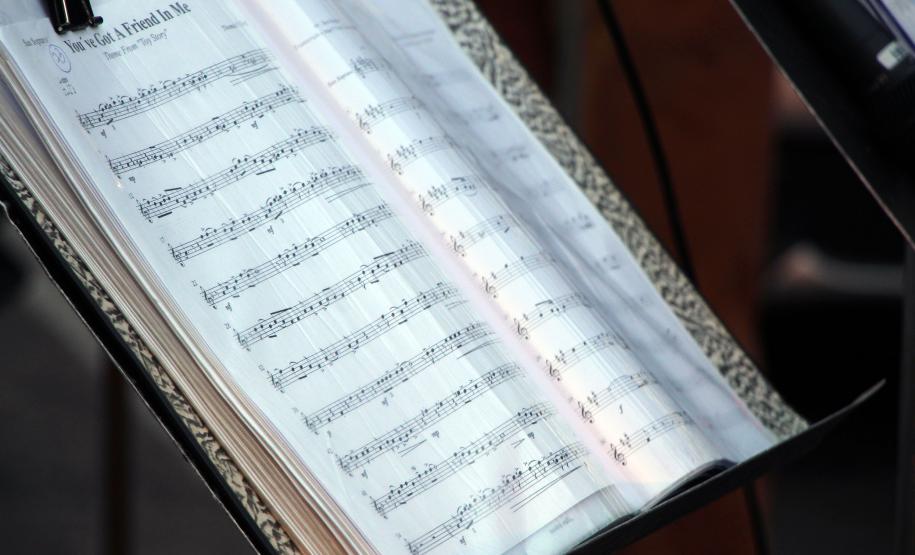 Bombeiros e Banda de Música da PM levam música a moradores em isolamento social em Curitiba