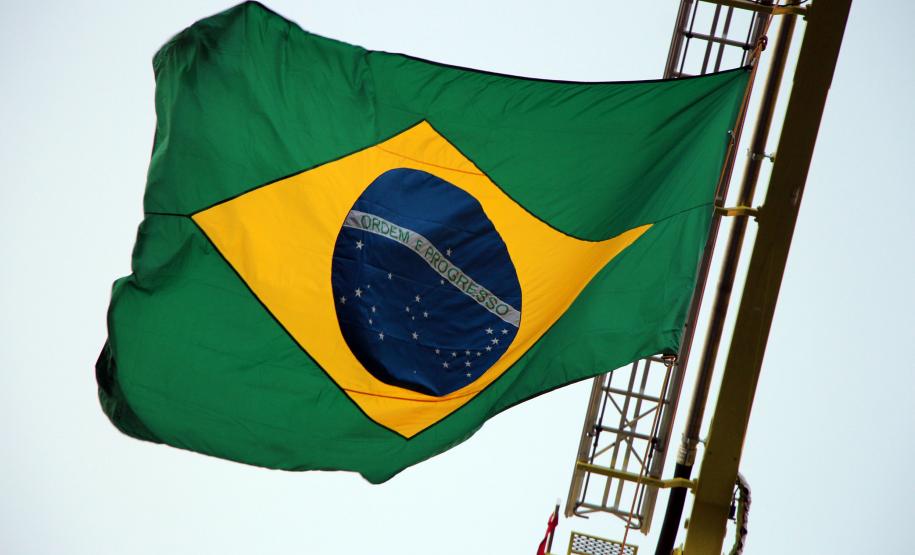 Bombeiros e Banda de Música da PM levam música a moradores em isolamento social em Curitiba