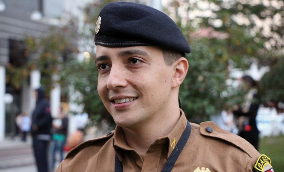 Bombeiros e Banda de Música da PM levam música a moradores em isolamento social em Curitiba