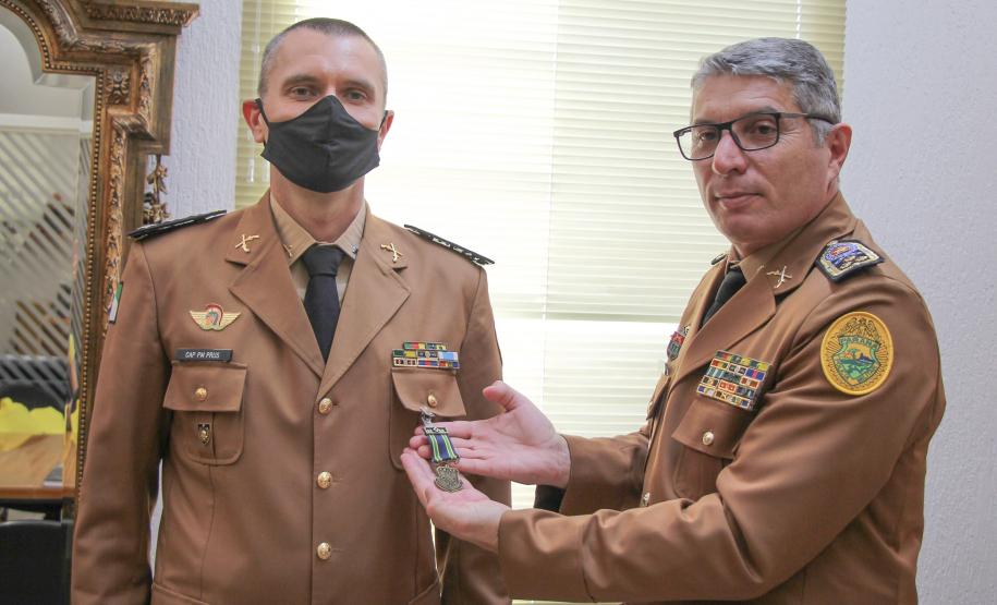 Oficial da PM recebe homenagem do Comando-Geral da PM antes de entrar para a reserva remunerada