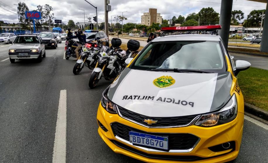 Batalhão de Trânsito promove blitz de conscientização ao Maio Amarelo na Linha Verde, em Curitiba