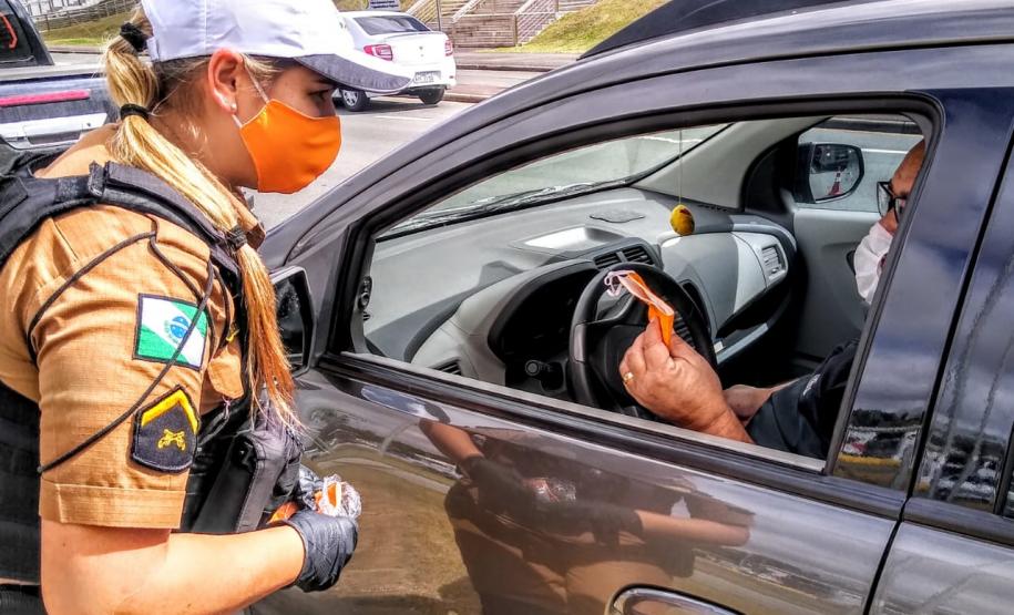 Batalhão de Trânsito promove blitz de conscientização ao Maio Amarelo na Linha Verde, em Curitiba