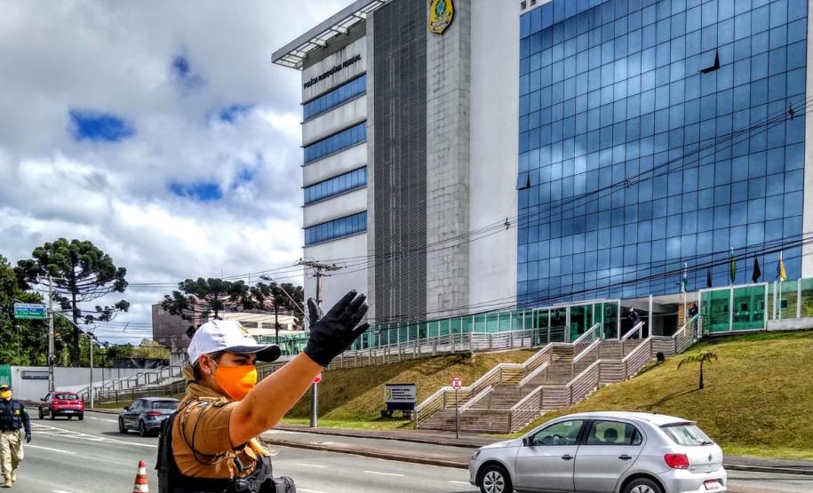 Batalhão de Trânsito promove blitz de conscientização ao Maio Amarelo na Linha Verde, em Curitiba