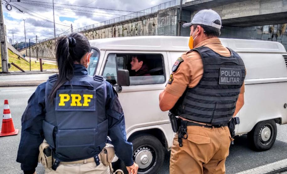 Batalhão de Trânsito promove blitz de conscientização ao Maio Amarelo na Linha Verde, em Curitiba