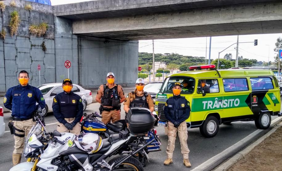 Batalhão de Trânsito promove blitz de conscientização ao Maio Amarelo na Linha Verde, em Curitiba