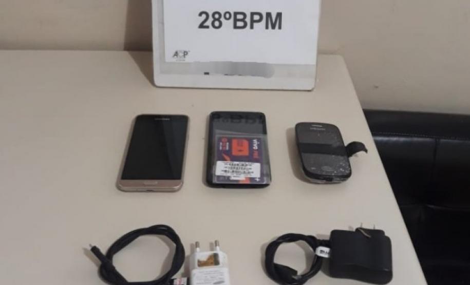 Em Palmeira, PM encaminha autor de agressão e prende dupla que lançou celulares para dentro de delegacia