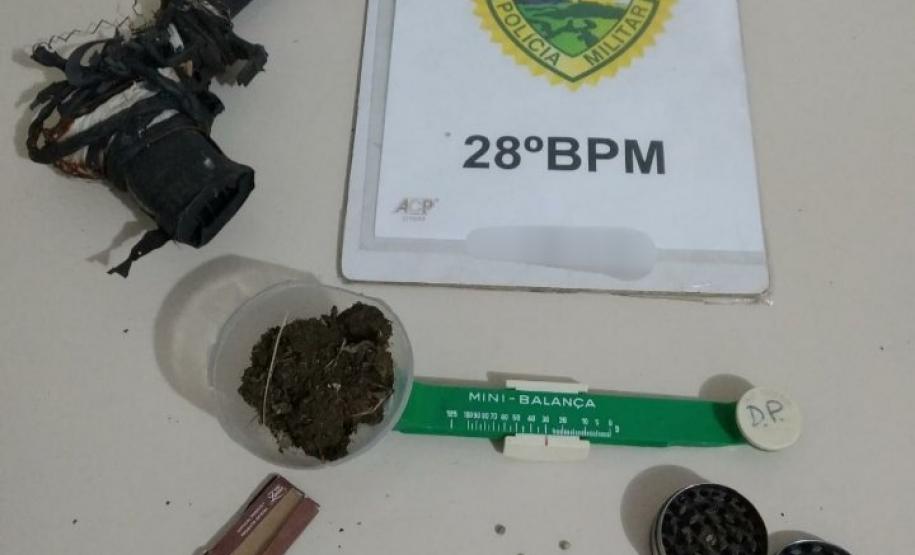 Em Palmeira, PM encaminha autor de agressão e prende dupla que lançou celulares para dentro de delegacia