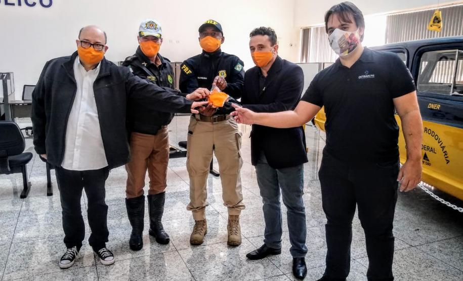 Batalhão de Trânsito promove blitz de conscientização ao Maio Amarelo na Linha Verde, em Curitiba