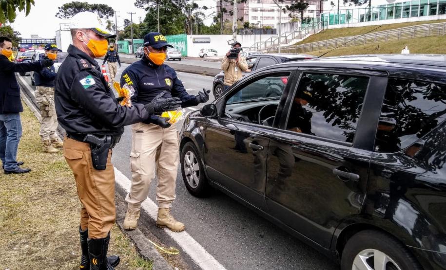 Batalhão de Trânsito promove blitz de conscientização ao Maio Amarelo na Linha Verde, em Curitiba