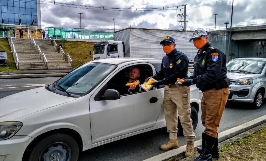 Batalhão de Trânsito promove blitz de conscientização ao Maio Amarelo na Linha Verde, em Curitiba