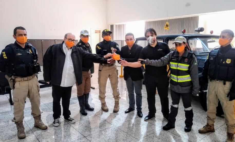 Batalhão de Trânsito promove blitz de conscientização ao Maio Amarelo na Linha Verde, em Curitiba