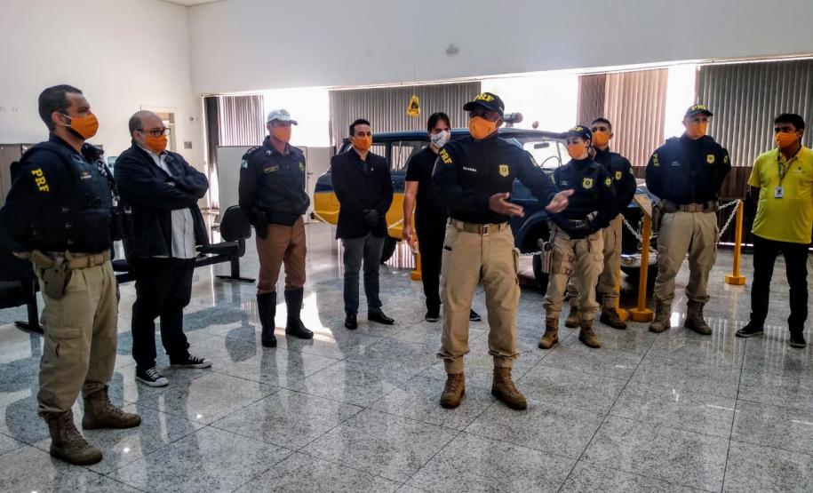 Batalhão de Trânsito promove blitz de conscientização ao Maio Amarelo na Linha Verde, em Curitiba