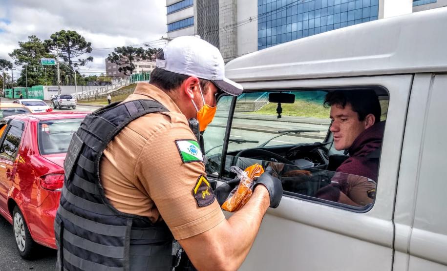 Batalhão de Trânsito promove blitz de conscientização ao Maio Amarelo na Linha Verde, em Curitiba
