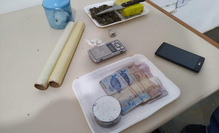 Porções de maconha e cocaína são apreendidas e mulher acaba presa em Ibiporã, no Norte do Paraná