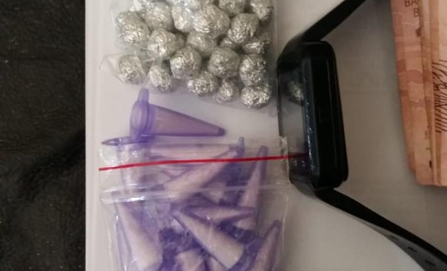 No Norte do estado, PM prende dupla e apreende mais de 100 porções de drogas