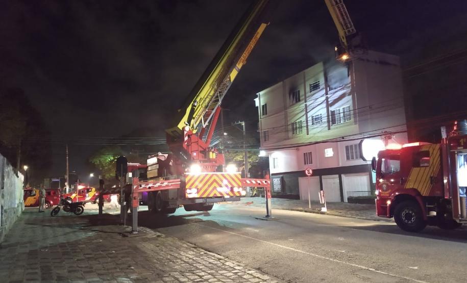 Durante combate a incêndio em apartamento, bombeiros encontram 20 armas de fogo em Curitiba