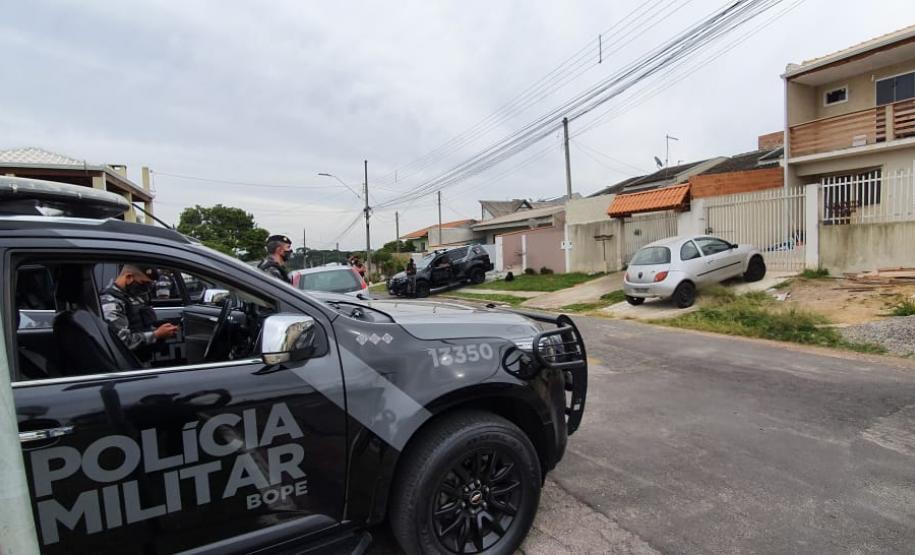 BOPE e Inteligência da PM localizam integrante de facção criminosa e apreendem armas e carro clonado em Araucária (PR), na RMC