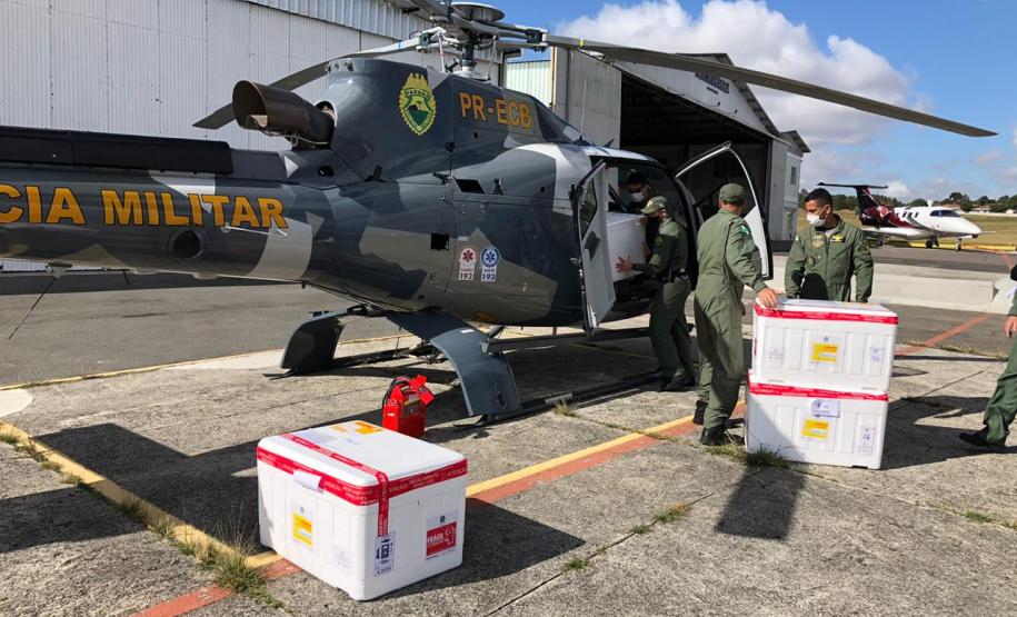 Aeronave do BPMOA entrega mais de 100 mil vacinas para as regiões Oeste, Norte e Centro-Oeste do estado