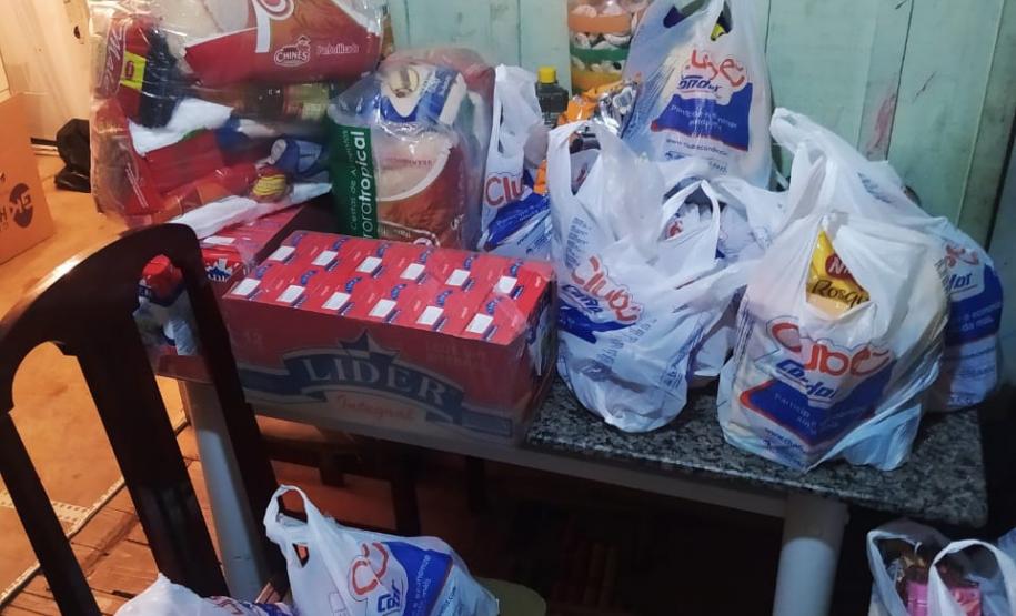 Policiais fazem doação de alimentos para família no bairro Boqueirão em Curitiba