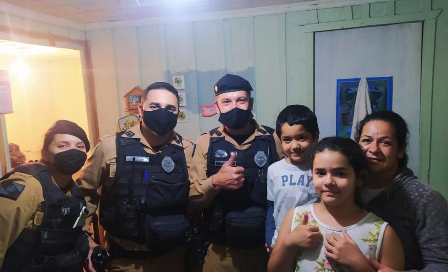Policiais fazem doação de alimentos para família no bairro Boqueirão em Curitiba