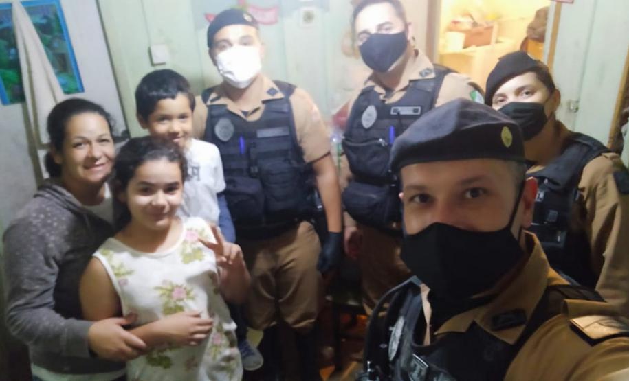 Policiais fazem doação de alimentos para família no bairro Boqueirão em Curitiba