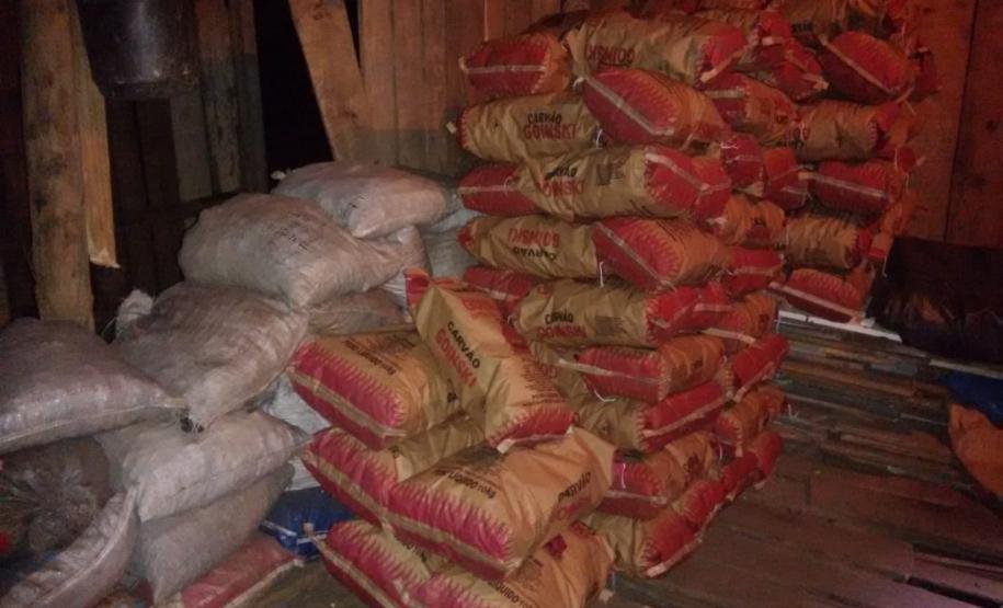 BPAmb-FV prende seis pessoas e apreende duas toneladas de carvão e três balões em ações distintas