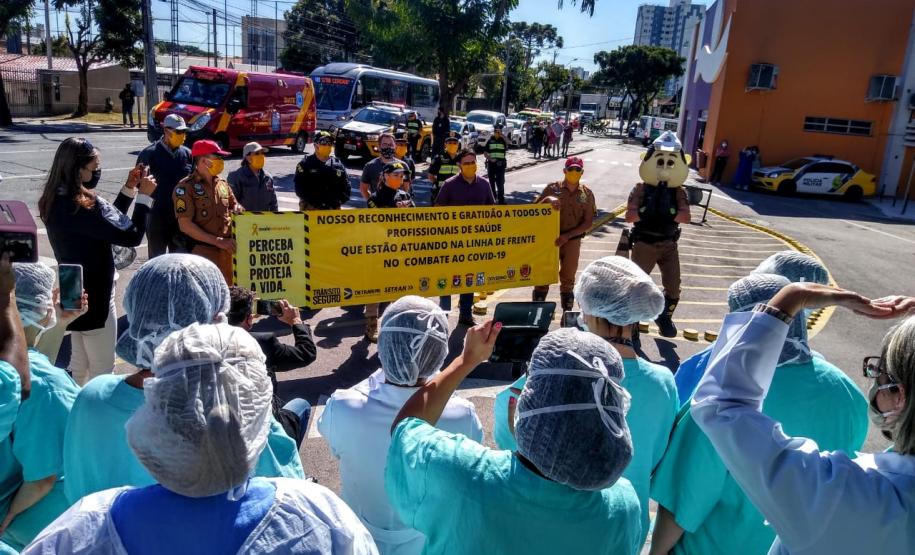 Órgãos envolvidos com o Maio Amarelo homenageiam profissionais da saúde de 12 hospitais de Curitiba
