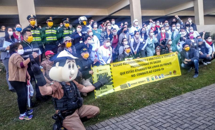 Órgãos envolvidos com o Maio Amarelo homenageiam profissionais da saúde de 12 hospitais de Curitiba