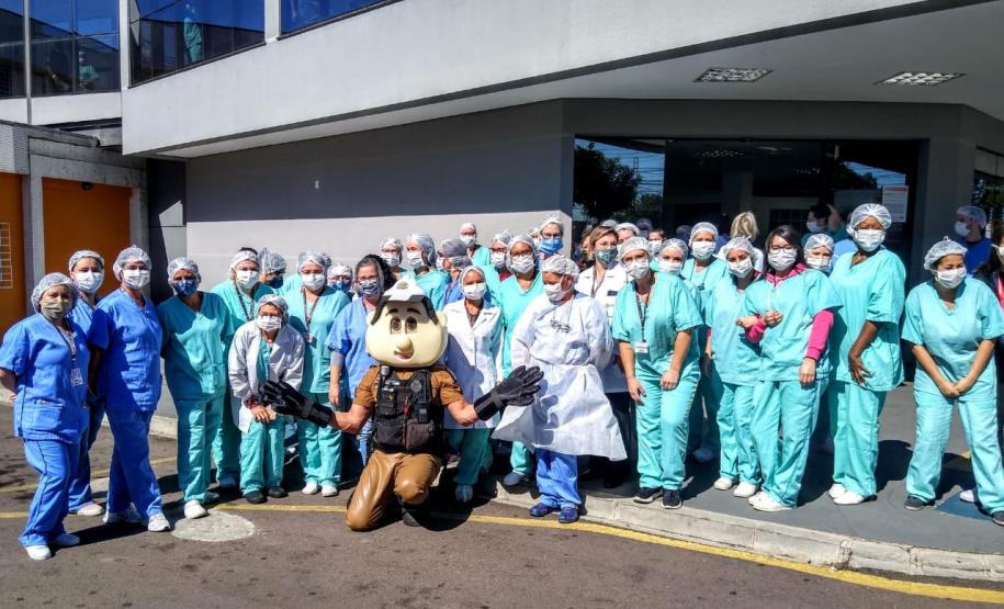 Órgãos envolvidos com o Maio Amarelo homenageiam profissionais da saúde de 12 hospitais de Curitiba