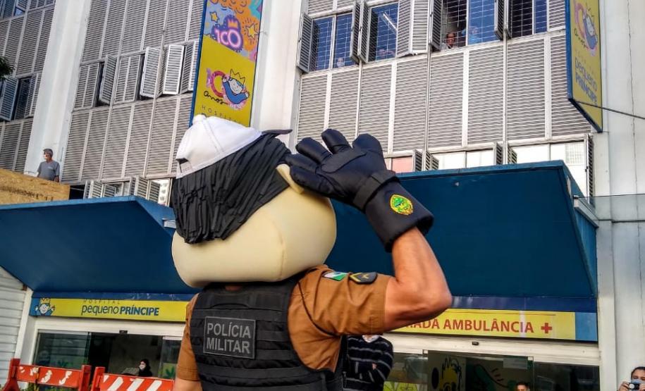 Órgãos envolvidos com o Maio Amarelo homenageiam profissionais da saúde de 12 hospitais de Curitiba