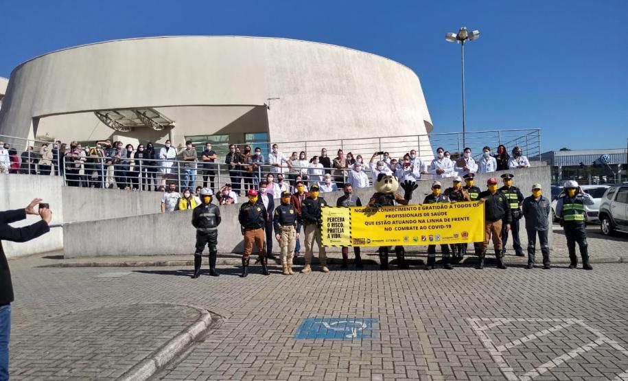 Órgãos envolvidos com o Maio Amarelo homenageiam profissionais da saúde de 12 hospitais de Curitiba