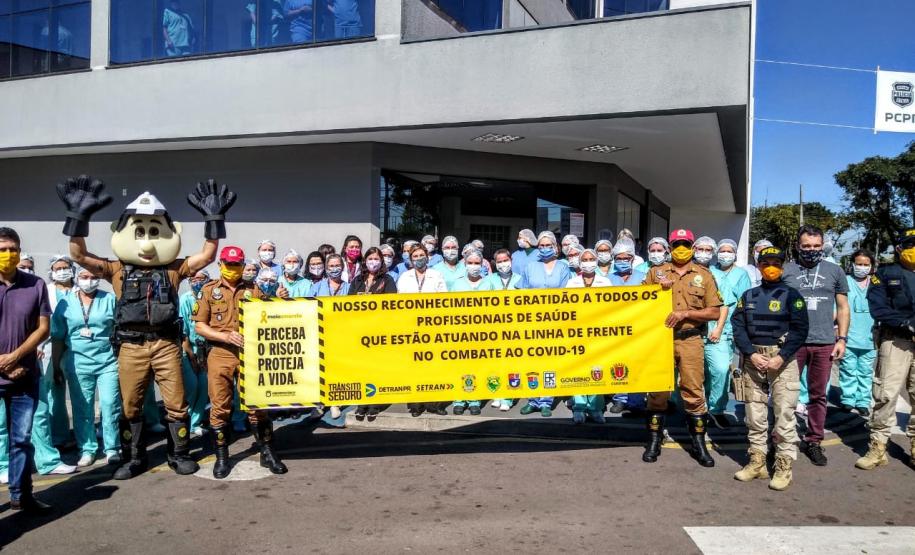 Órgãos envolvidos com o Maio Amarelo homenageiam profissionais da saúde de 12 hospitais de Curitiba