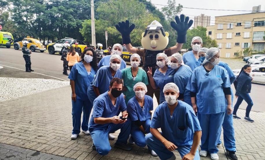 Órgãos envolvidos com o Maio Amarelo homenageiam profissionais da saúde de 12 hospitais de Curitiba