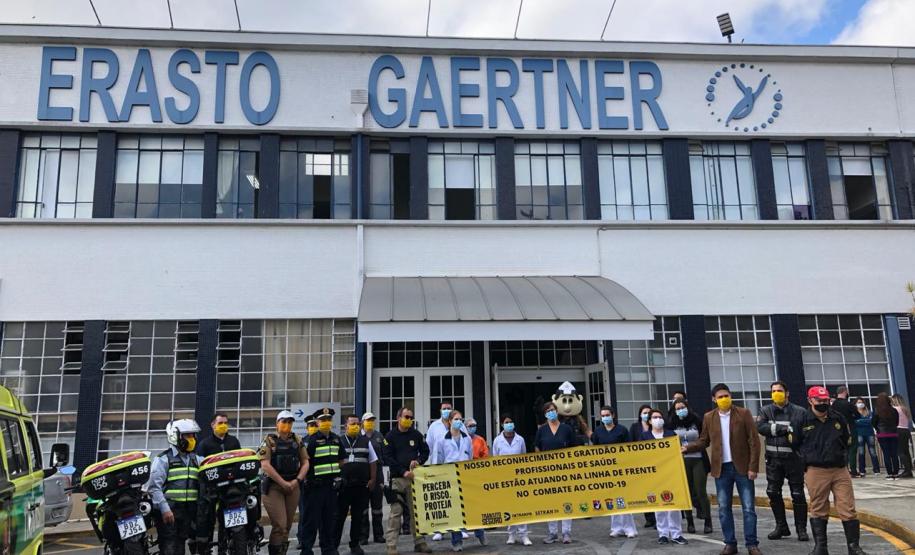 Órgãos envolvidos com o Maio Amarelo homenageiam profissionais da saúde de 12 hospitais de Curitiba