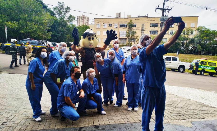 Órgãos envolvidos com o Maio Amarelo homenageiam profissionais da saúde de 12 hospitais de Curitiba