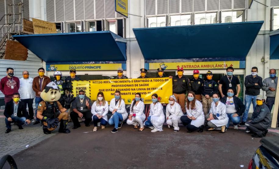 Órgãos envolvidos com o Maio Amarelo homenageiam profissionais da saúde de 12 hospitais de Curitiba
