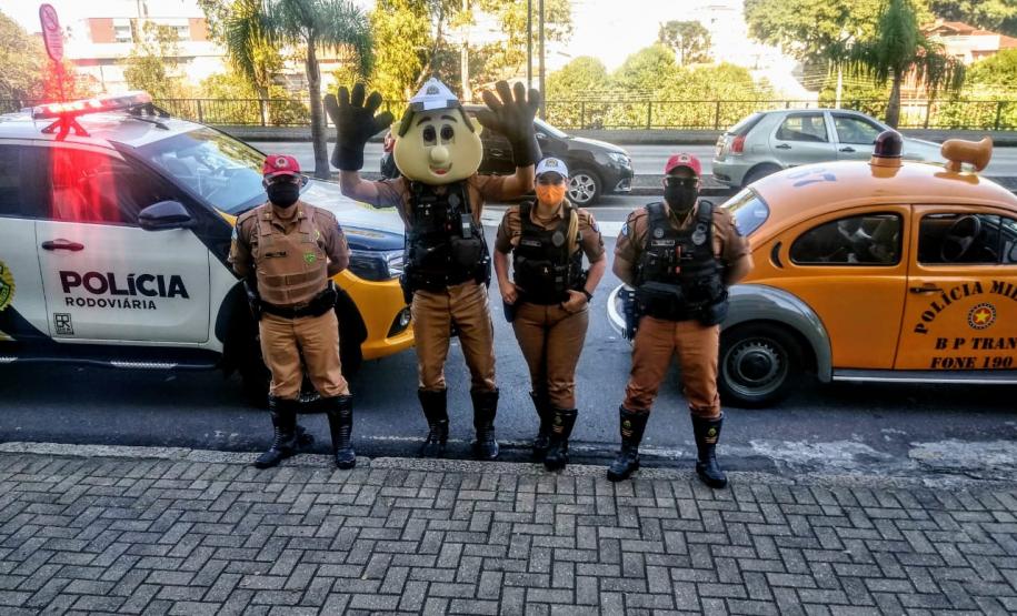 Órgãos envolvidos com o Maio Amarelo homenageiam profissionais da saúde de 12 hospitais de Curitiba