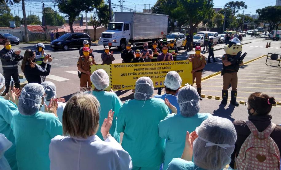 Órgãos envolvidos com o Maio Amarelo homenageiam profissionais da saúde de 12 hospitais de Curitiba