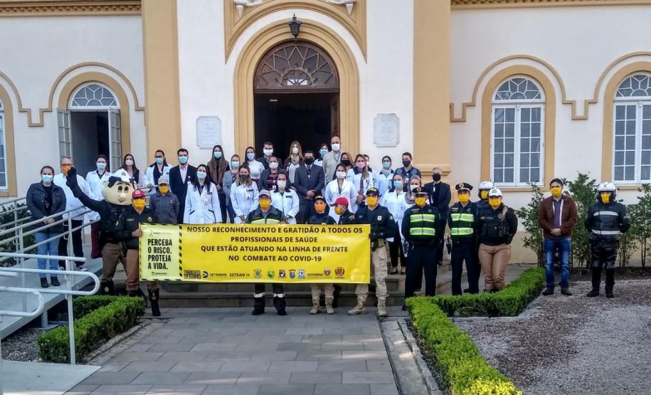 Órgãos envolvidos com o Maio Amarelo homenageiam profissionais da saúde de 12 hospitais de Curitiba