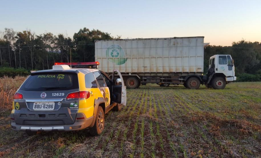 Em ações separadas, PM apreende mais de 200 mil carteiras de cigarro contrabandeado e recupera caminhão roubado, no Sudoeste do estado