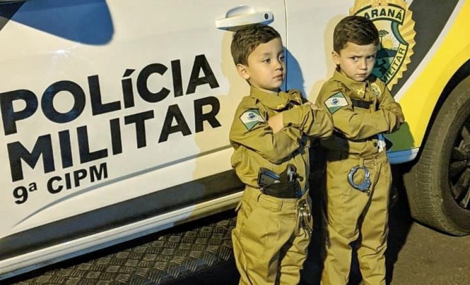 ROTAM doa farda para irmãos gêmeos admiradores da PM em Colorado (PR)