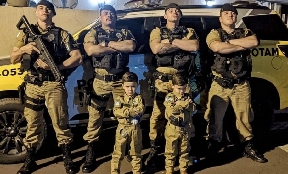 ROTAM doa farda para irmãos gêmeos admiradores da PM em Colorado (PR)