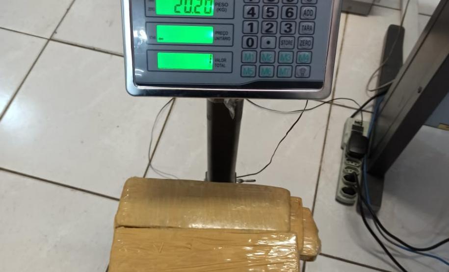 PM prende duas mulheres em Curitiba com mais de 20 quilos de maconha que vinha de Foz do Iguaçu