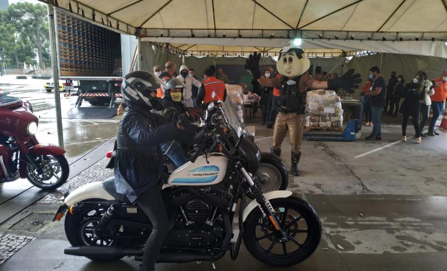 Polícia Militar e Corpo de Bombeiros participam da campanha Cesta Solidária do Governo do estado