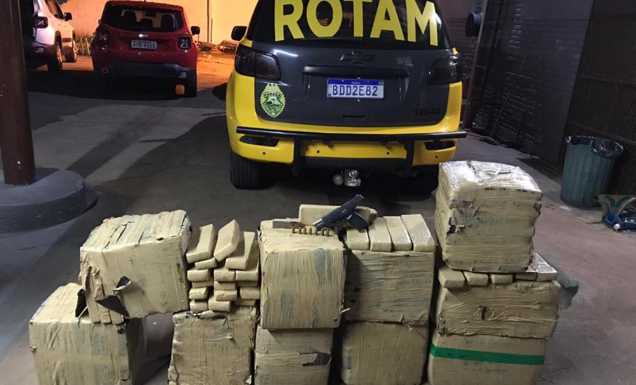PM de Londrina recebe denúncia e apreende 320 quilos de maconha e arma de fogo