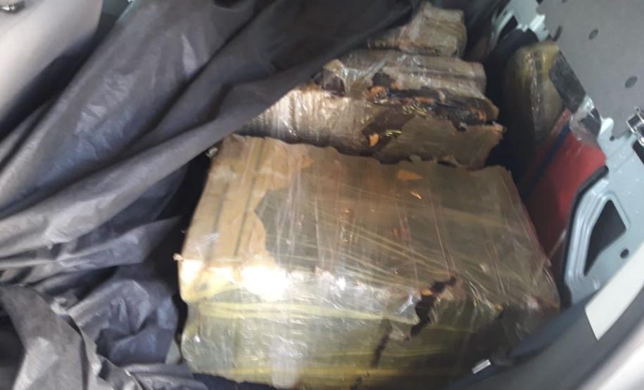 Mais de 400 quilos de maconha que vinha da fronteira são apreendidos por equipes da PM na cidade de Palmeiras (PR)