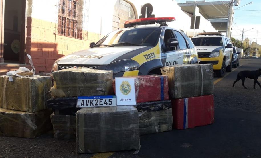 Mais de 400 quilos de maconha que vinha da fronteira são apreendidos por equipes da PM na cidade de Palmeiras (PR)